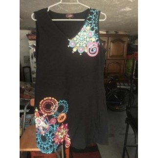 Robe noire avec motifs...