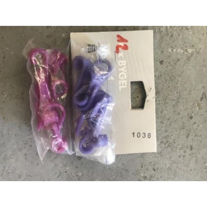 Crochets IKEA mauve et bleu