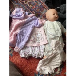 Poupée + 3 vêtements 