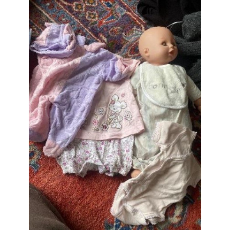 Poupée + 3 vêtements 