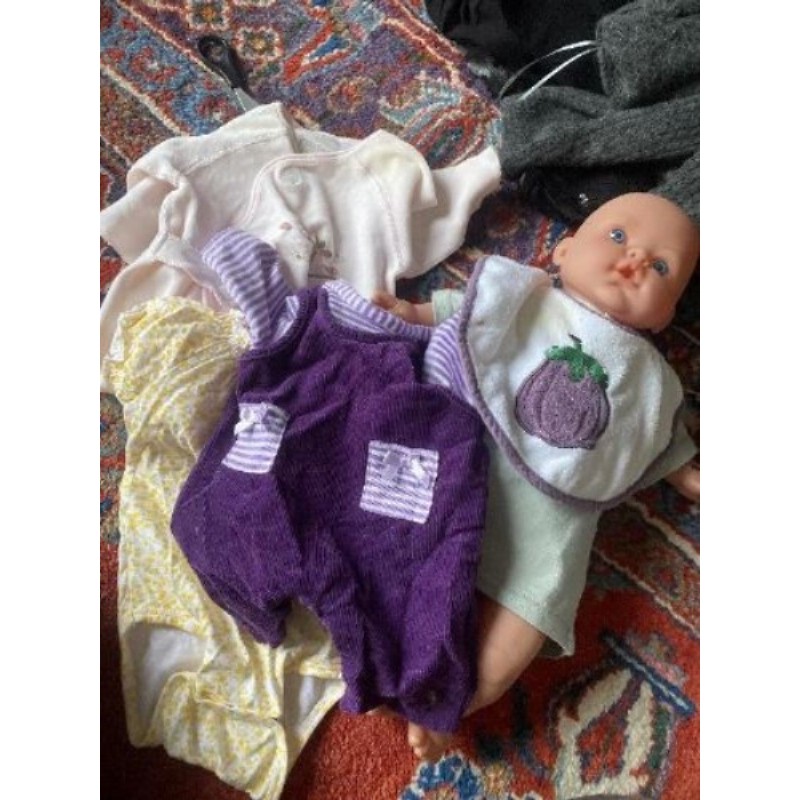 Poupée + vêtements 