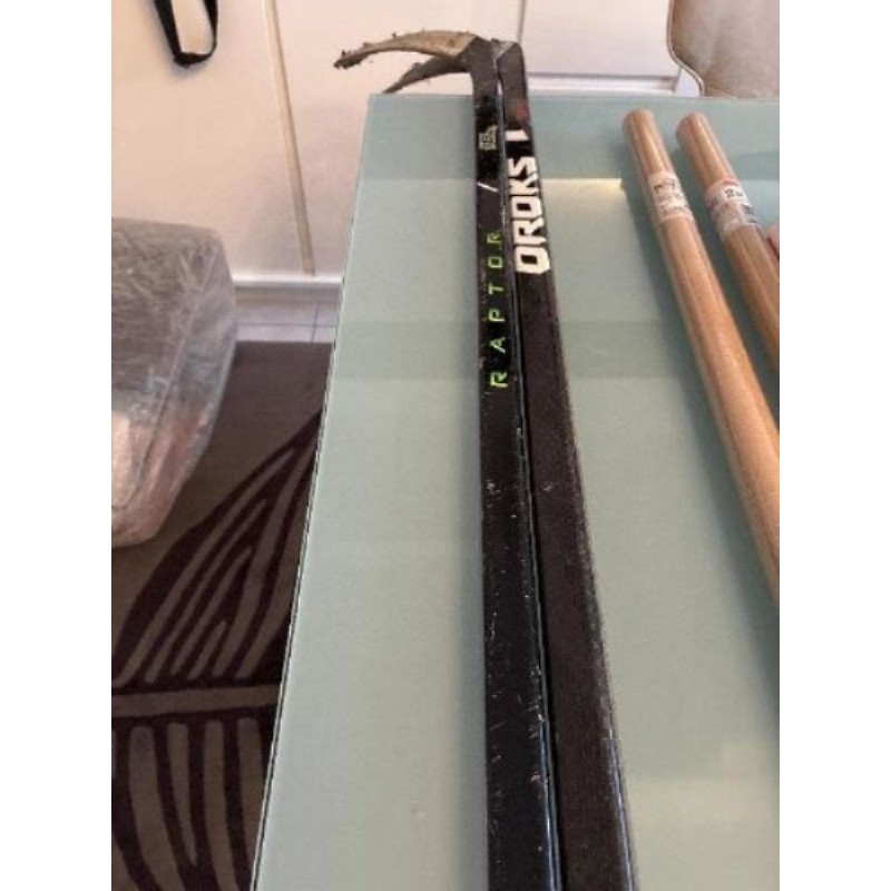 Lot de deux crosses de hockey raptor et oroks 