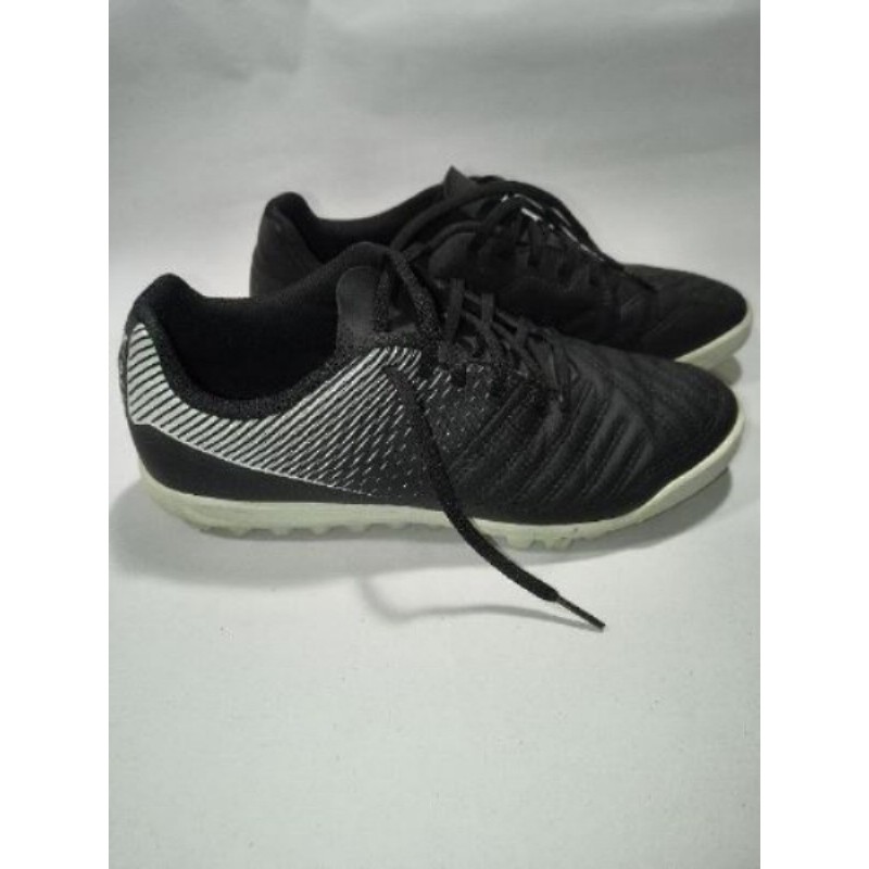 Baskets kipsta decathlon, T50 homme, noire avec rayures blanche 