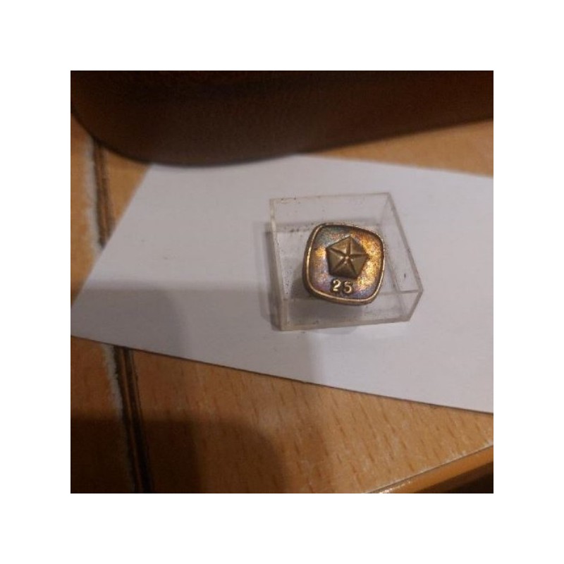 Pin's chrysler en argent et vermeil 