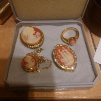 Coffret couleur doré...