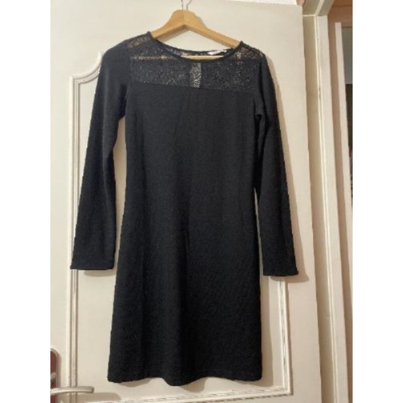 4/ robe noire, manches longues dentelle sur le haut 40/42