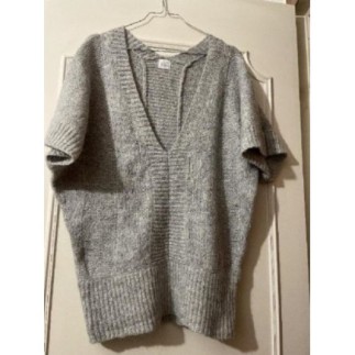 5/ Sur pull gris, clair,...