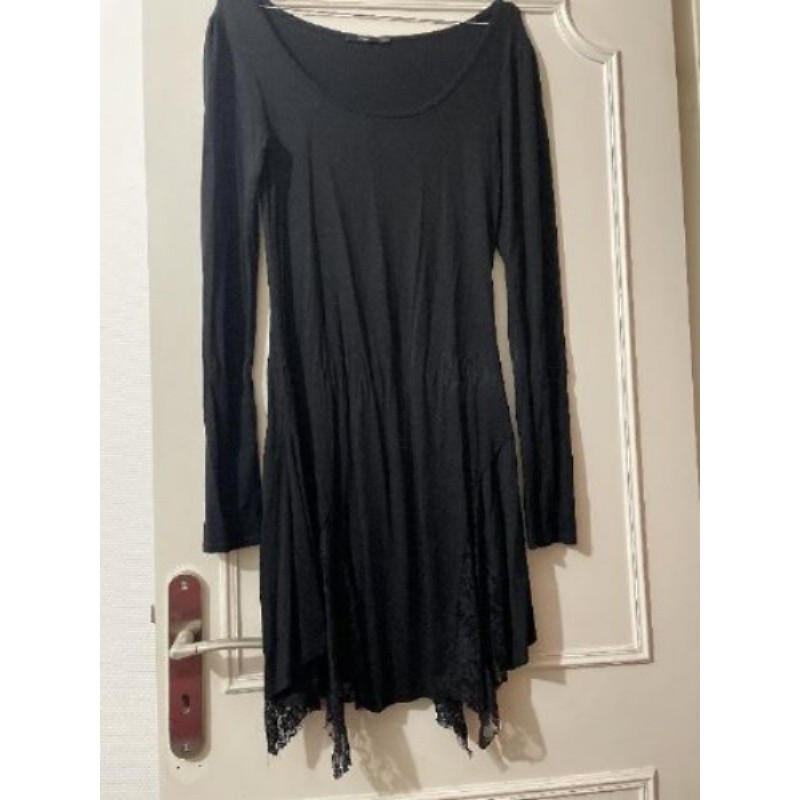 7/ Robe noire, dentelle sur le bas manches longues T 40/42