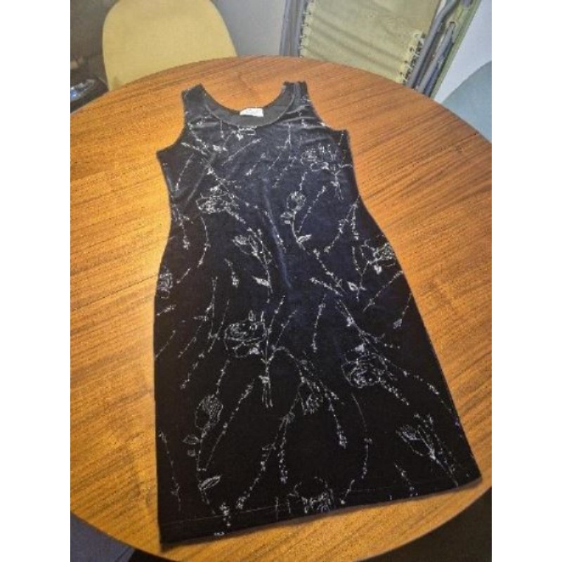 Petite robe noir velours à dorures taille M