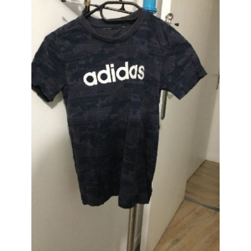 T shirt ADIDAS taille 7ans