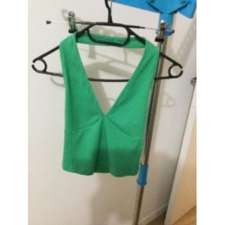 Haut vert dos nu BERSHKA...