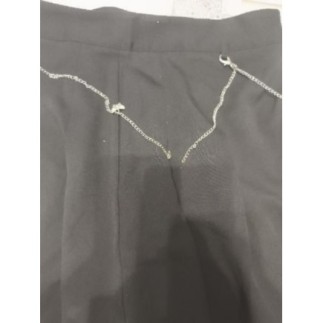 Jupe noire avec chaîne (à...