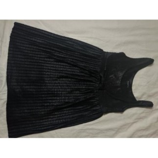 Robe noire plissée irisée