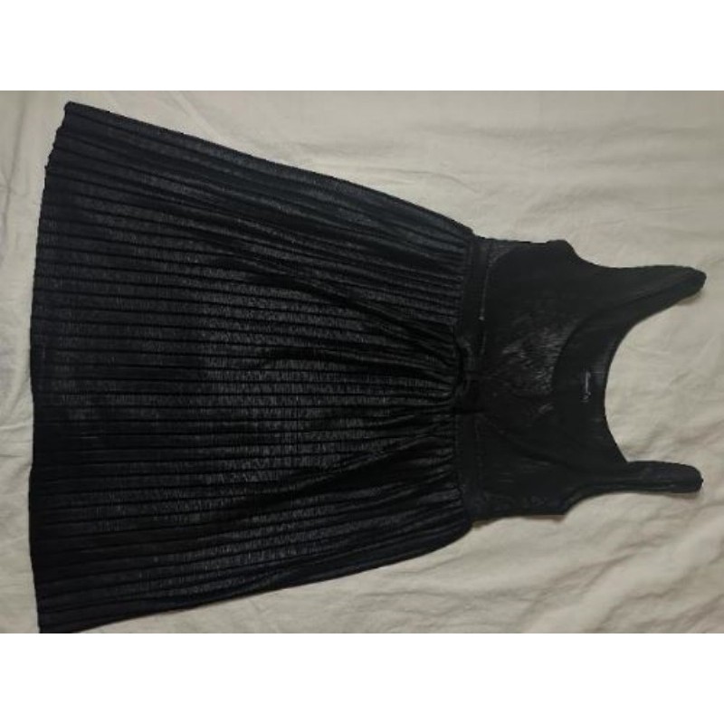 Robe noire plissée irisée