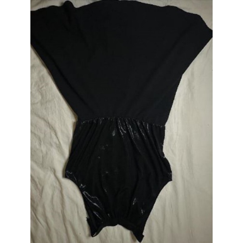 Robe noire, haut irisé, manches courtes