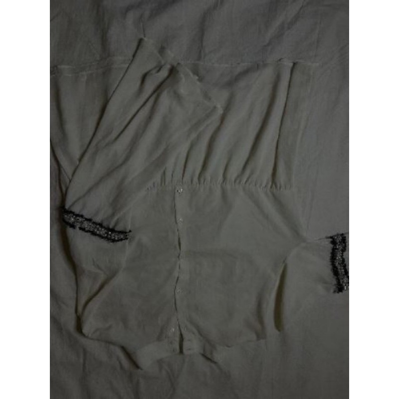 Chemise blanche, détails perles sur manches longues