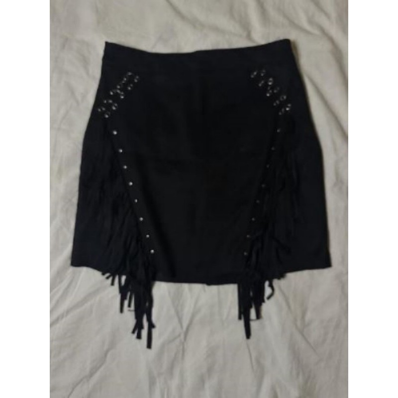 Jupe courte à franges et piercings en suedine