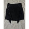 Jupe courte à franges et piercings en suedine