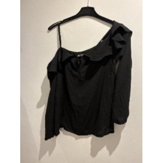 Chemisier noir épaule nues...