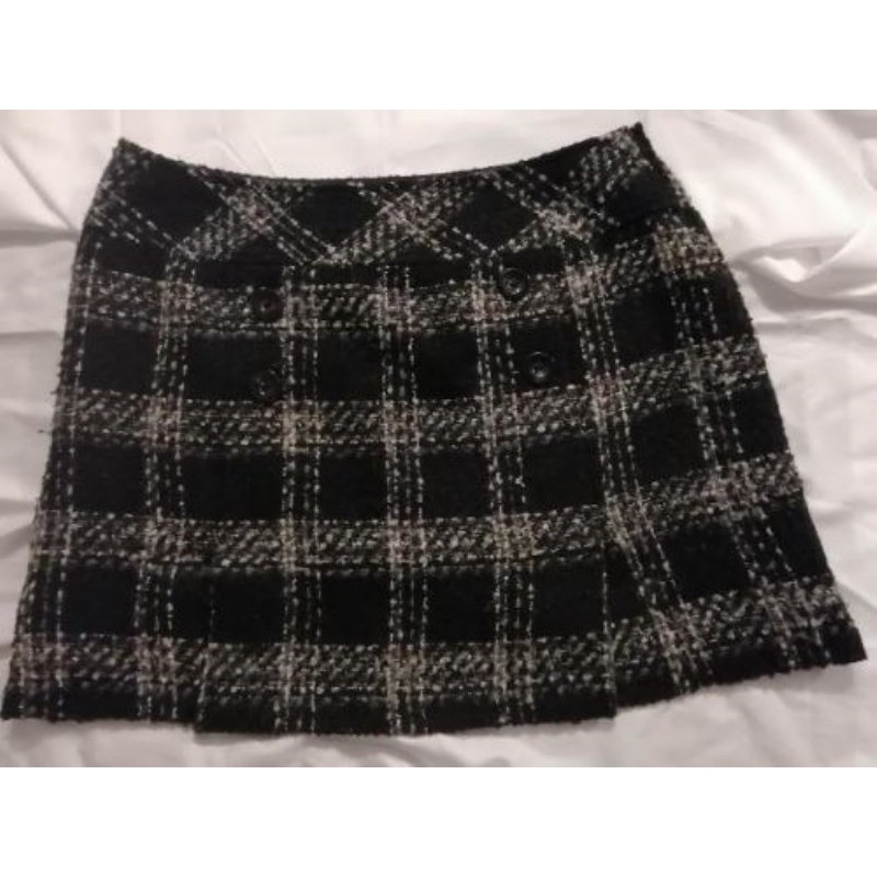 Jupe courte 10% laine, motifs carreaux noir et gris, doublée - Petite fente sur le devant - Marque C