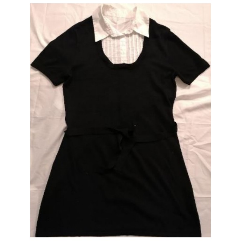 Robe noire courte, manches courtes, col et plastron amovibles pour avoir une robe décolletée, ceintu