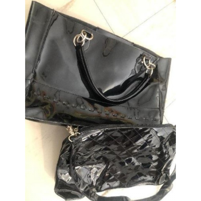 Sac à main avec grande pochette vernis noir 