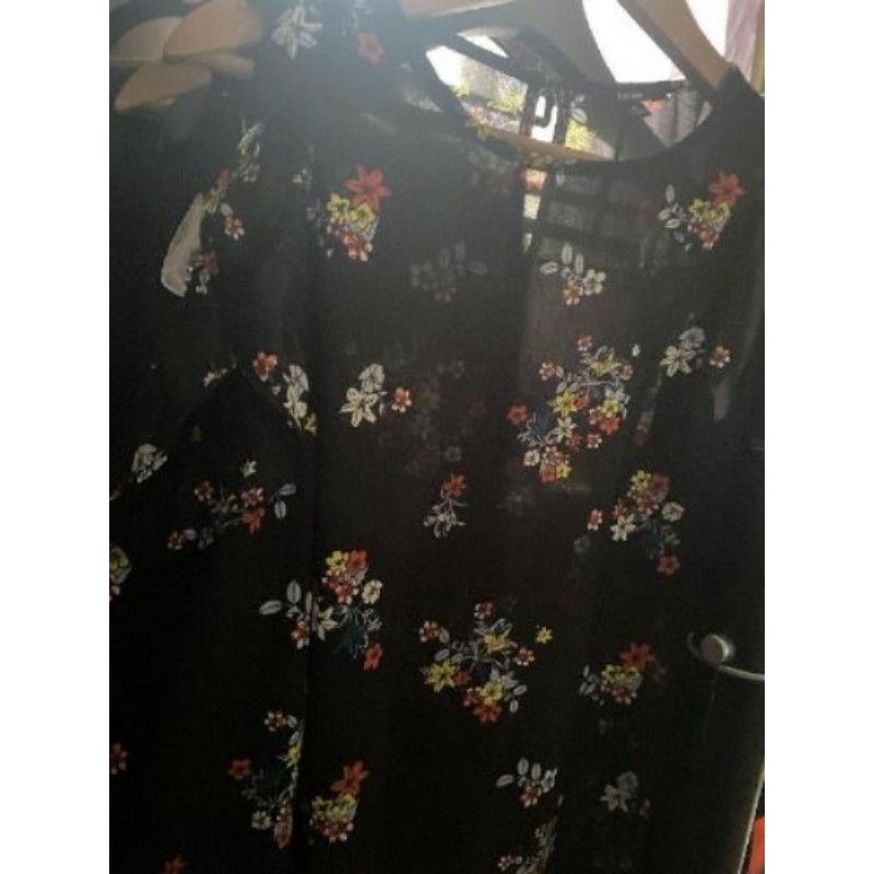 M haut fleuri épaules dénudées 