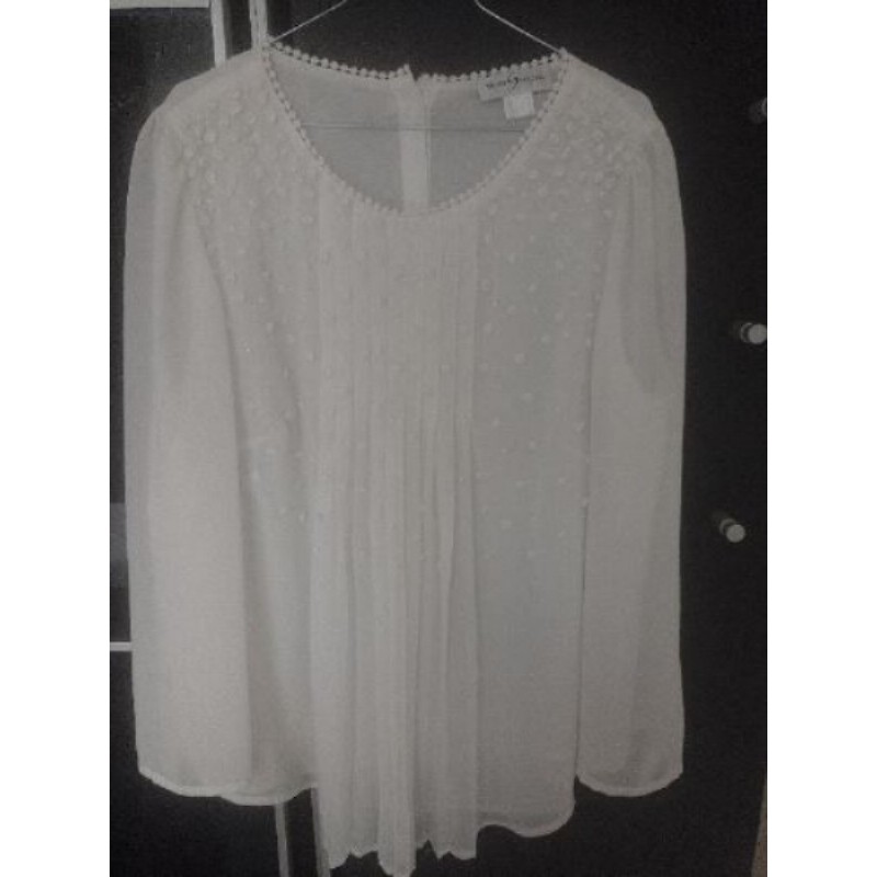 Blouse t. 46 boutonnée dans le dos de boutons perle