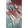 un ensemble de cuilleres, fourchettes et couteaux