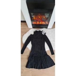 Robe noire epaules denudees...