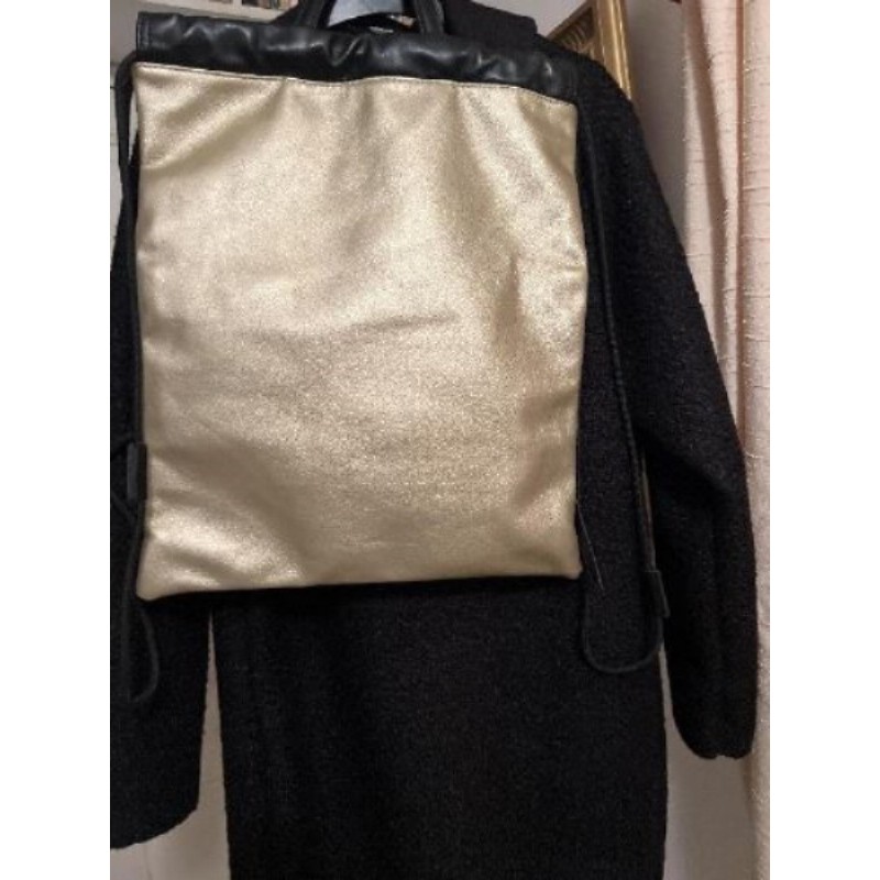 Sac à main ou sac à dos doré 