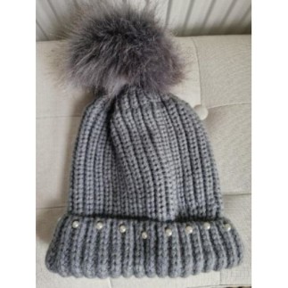 1 bonnet gris avec perles...