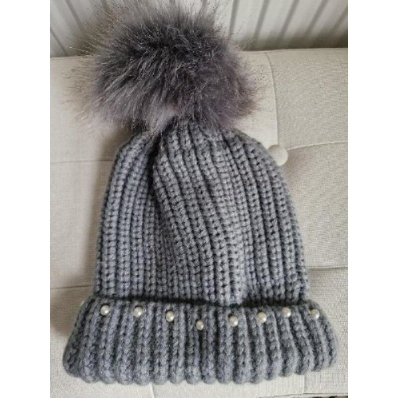 1 bonnet gris avec perles et ponpon (sans marque)