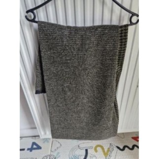 1 grande écharpe noir/taupe...