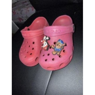 Crocs rouge enfant +pins...
