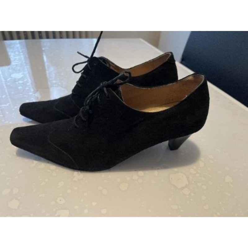 ESCARPINS NOIRS POINTURE 40 marque THIERRY 21