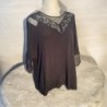 Sud Express Taille M / Blouse noire fluide col V dentelle et plumetis