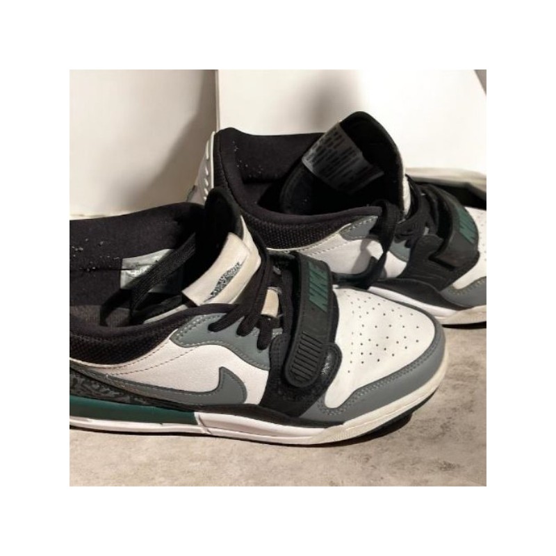 Nike Jordan Taille 39 / Baskets basses blanc, gris et noir avec scratch