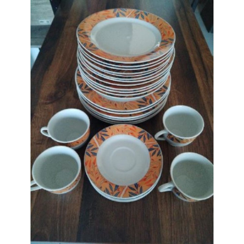 Lot vaisselle (6 assiettes plates, 6 creuses, 6 desserts, 4 sous tasses et 4 tasses)
