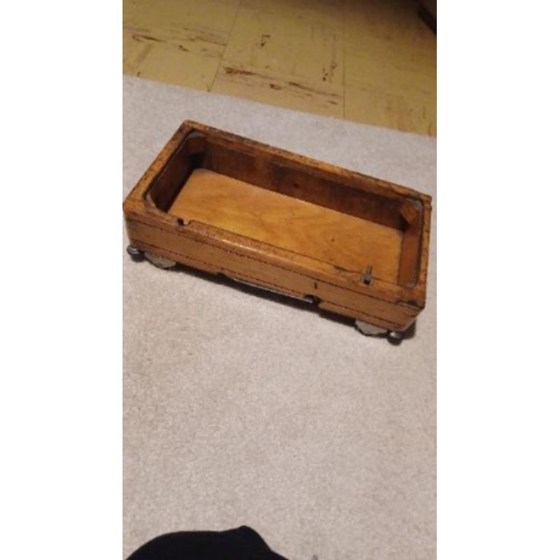 Caisse en bois en roulettes