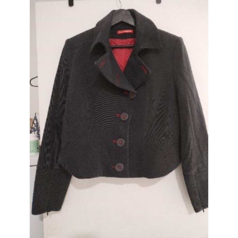 Une veste courte noir et rouge Manoukian taille 44 une veste courte noir et rouge Manoukian taille 4