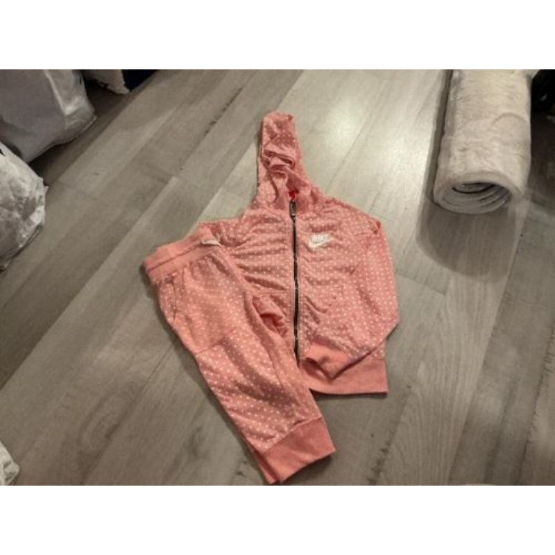 Ensemble survêtement NIKE taille 4-5 ans  rose pale avec pois blancs 