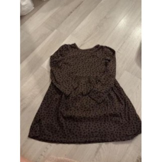 Robe marron à taches...