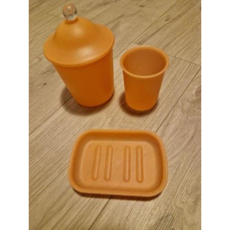 Porte savon,  gobelet et poubelle rose en plastique 