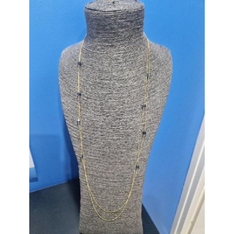 Collier long doré et perles grises