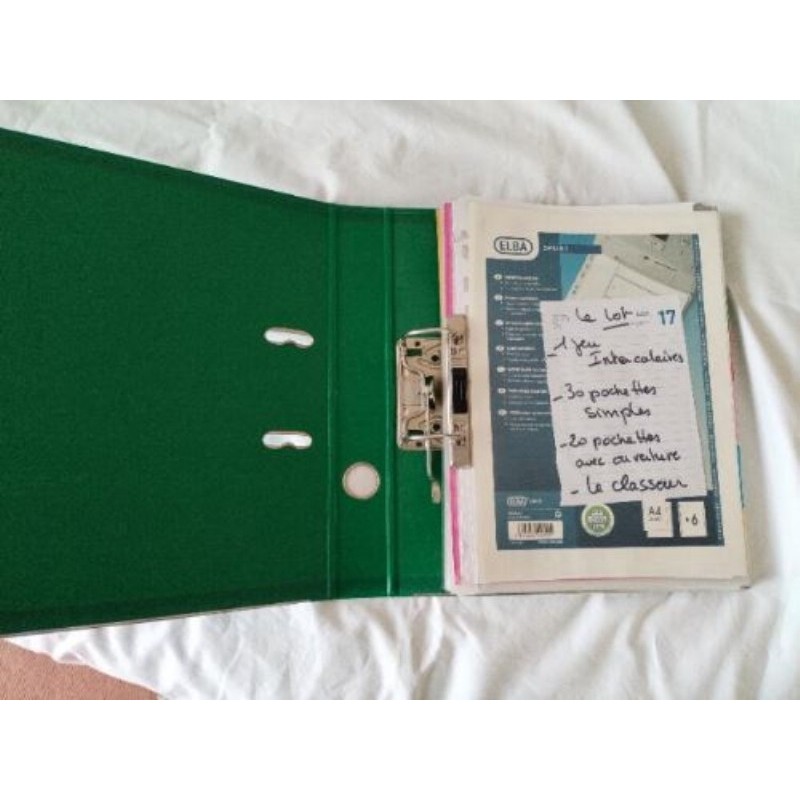 Grand classeur avec fournitures 