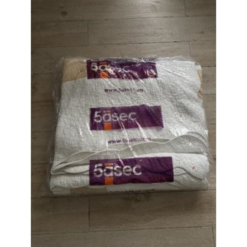 Couvre lit (blanc et beige) 2 places pour un lit de 140x190