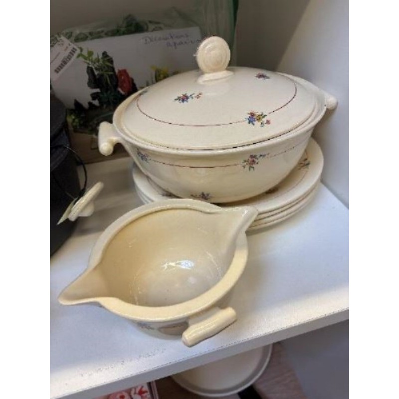 Soupière + saucière + 4 assiettes creuses 