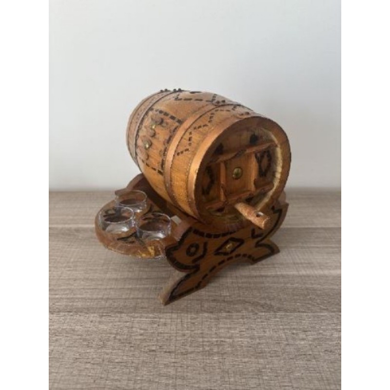 Ancien tonnelet + 6 verres à liqueur