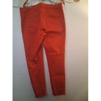Pantalon rouge clou sur les...
